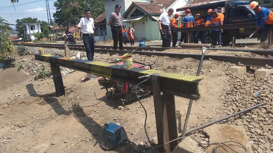 pt-kai-divre-iv-tanjung-karang-tutup-perlintasan-kereta-api-di-kelurahan-jagabaya-2-2.jpg
