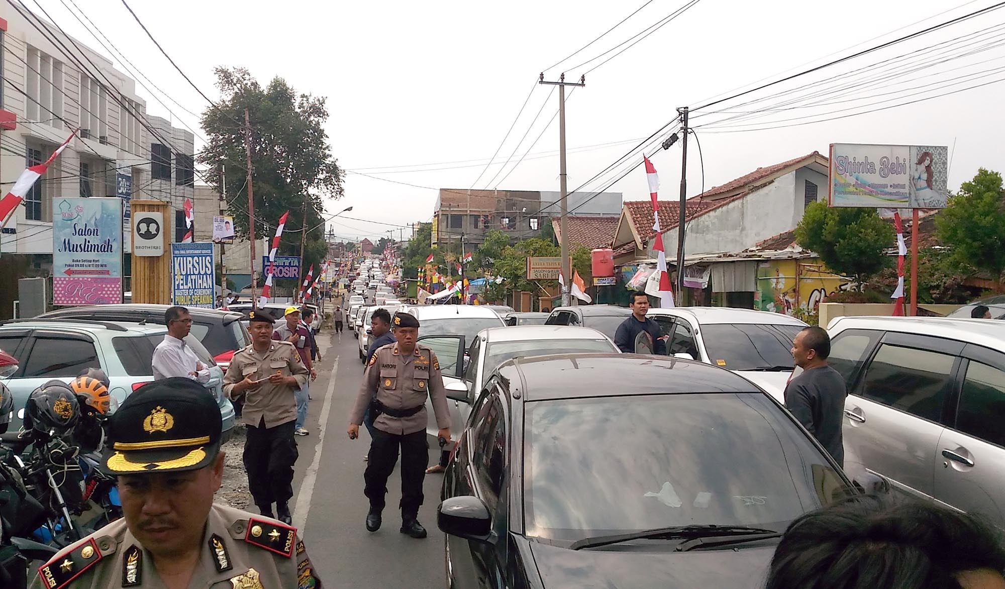 puluhan-mobil-go-car-tutup-jalan-m-husni-tamrin_20180809_114510.jpg