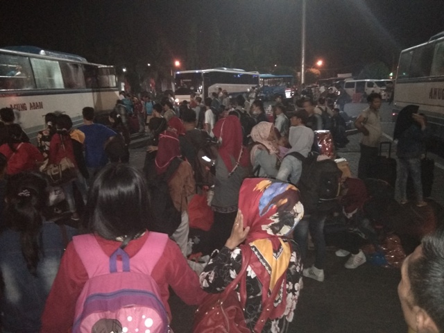 Rabu Dini Hari Ribuan Pemudik Membludak di Bakauheni