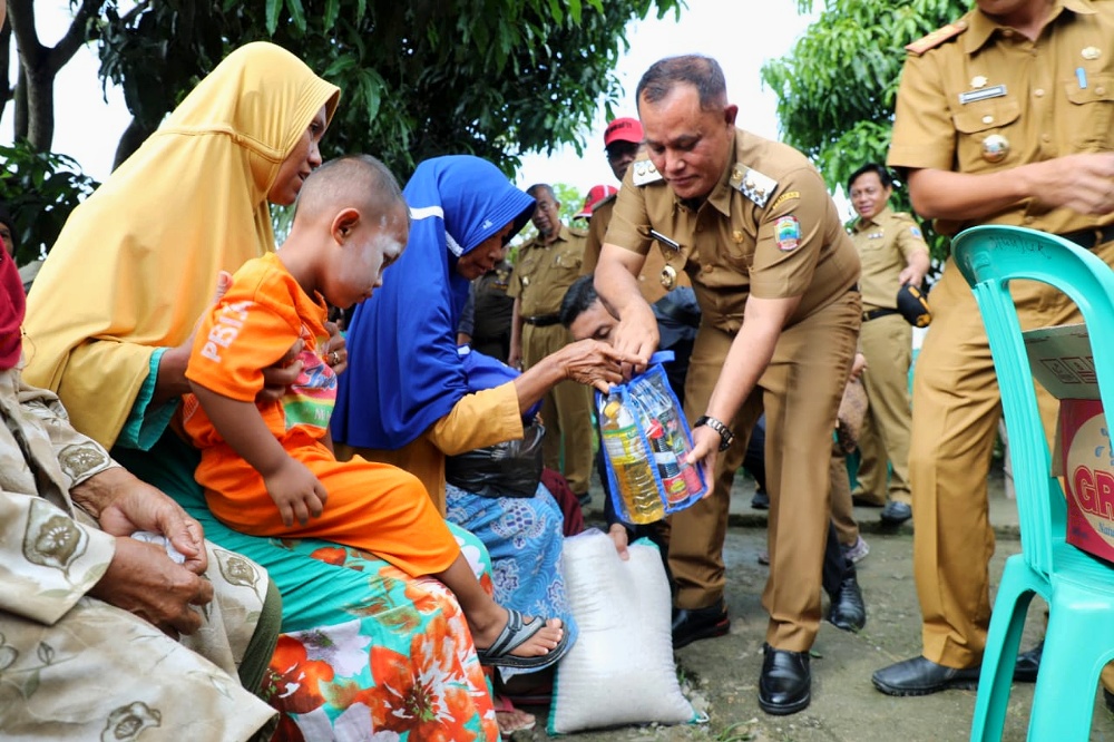 Bupati Nanang Minta Korban Puting Beliung di Kalianda Bersabar