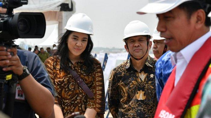 putri-tanjung-dampingi-jokowi.jpg