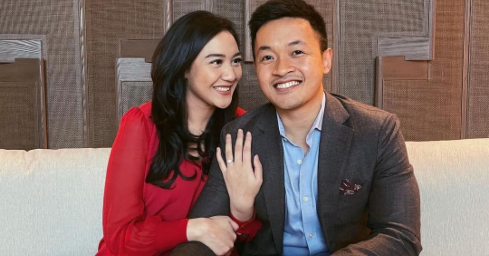 putri-tanjung-dilamar-kekasih-pamer-cincin-di-jari-manis.jpg