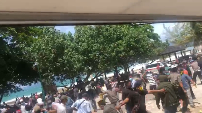 Rapat Pleno Hasil Pilkada Pesisir Barat 2020 Ricuh, Komisioner KPU Diamankan Kepolisian