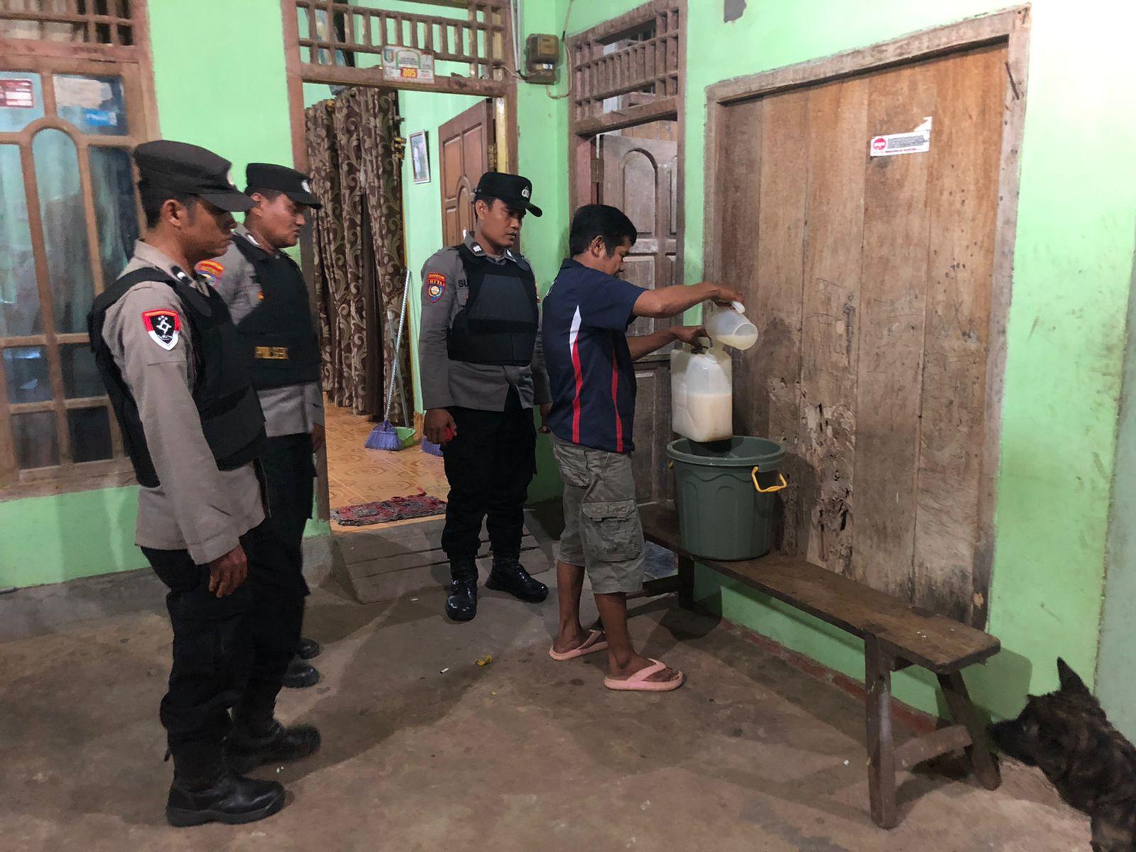 Polres Pringsewu Sita Puluhan Botol Miras dan 120 Liter Tuak