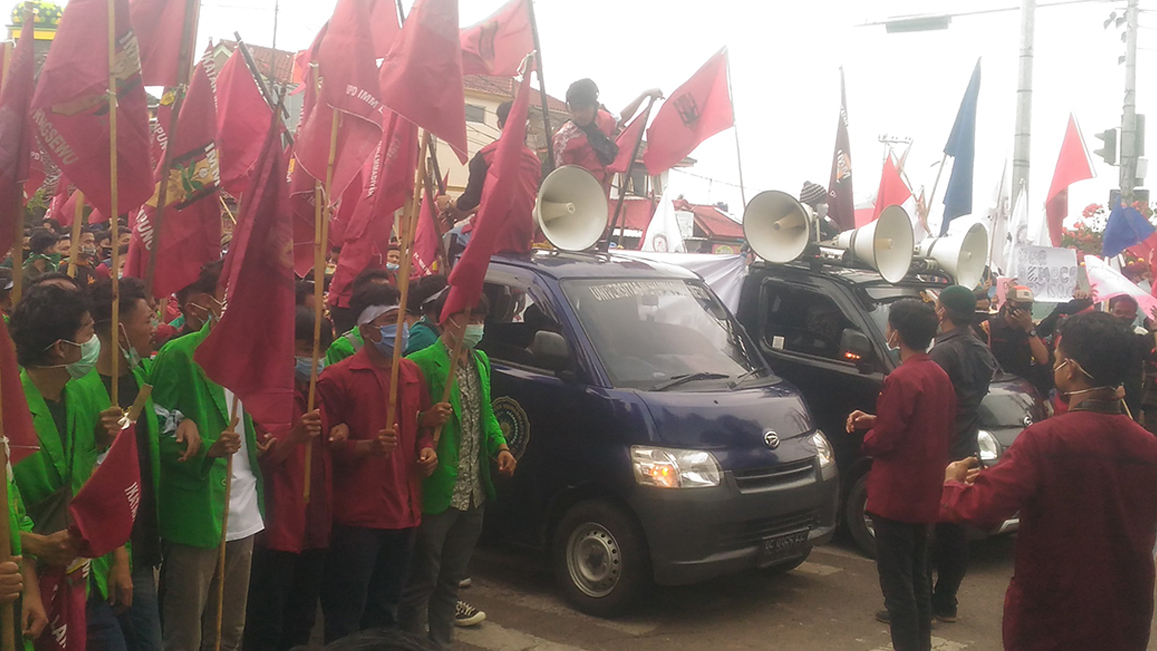 ratusan-mahasiswa-kembali-geruduk-dprd-lampung-tolak-omnibus-law-uu-cipta-kerja_1.jpg