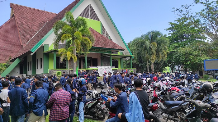 ratusan-mahasiswa-polinela-siap-geruduk-kantor-dprd-provinsi-lampung.jpg