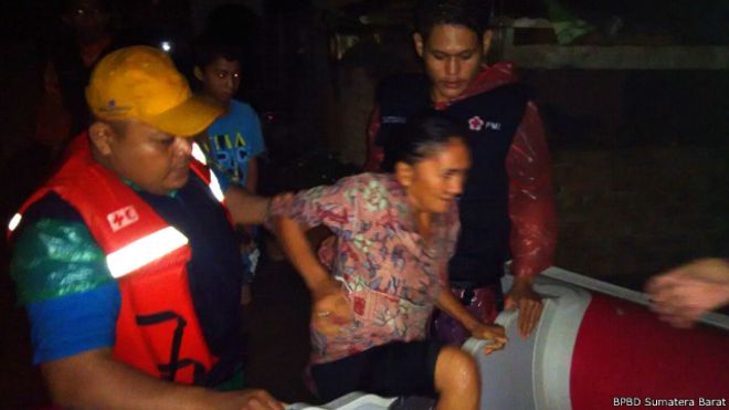 ratusan-orang-dievakuasi-saat-banjir-melanda-tujuh_20160617_081806.jpg