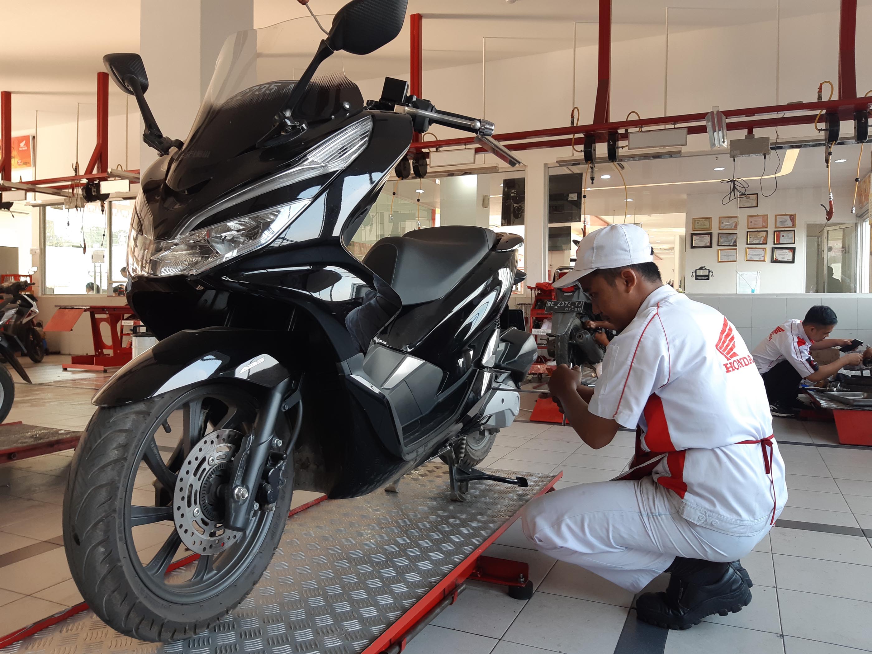 rayakan-hut-ke-74-ri-servis-motor-honda-cuma-rp-17-ribu.jpg