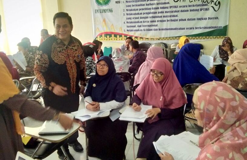rektor-uml-dalman-batik-memberikan-penjelasan-kepada-dosen-untuk-mengisi-jja_20180816_143714.jpg
