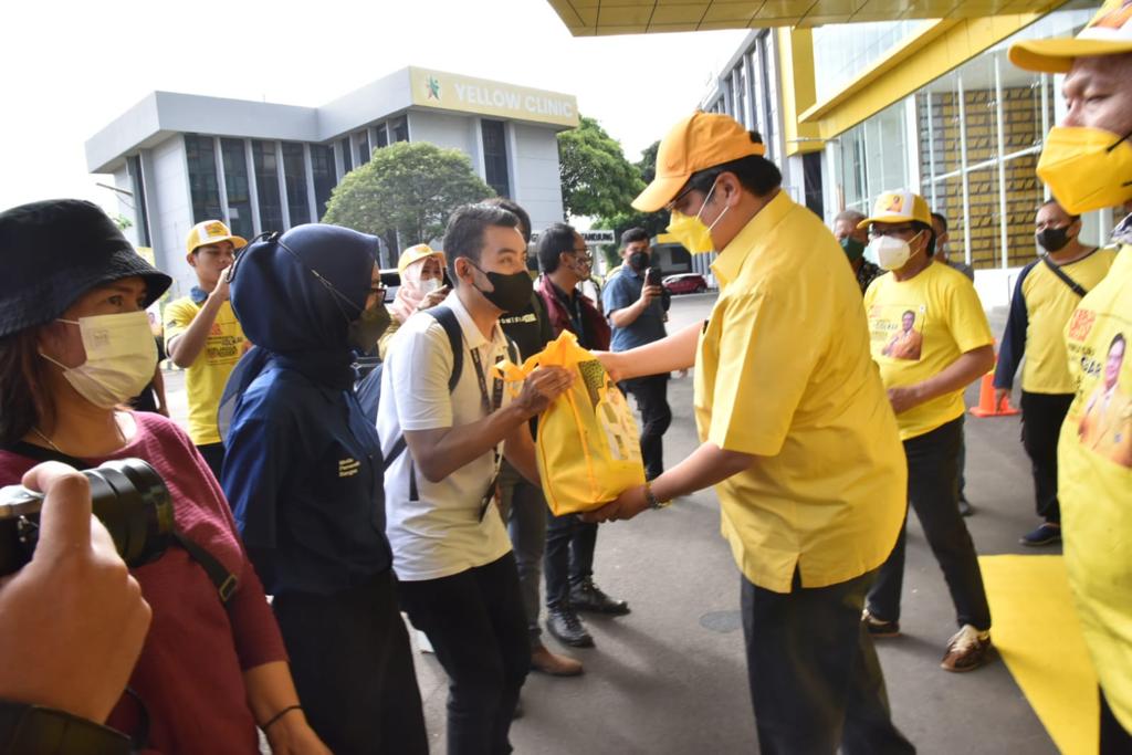 Menko Airlangga Lepas 20 Bus Program Mudik Gratis Partai Golkar