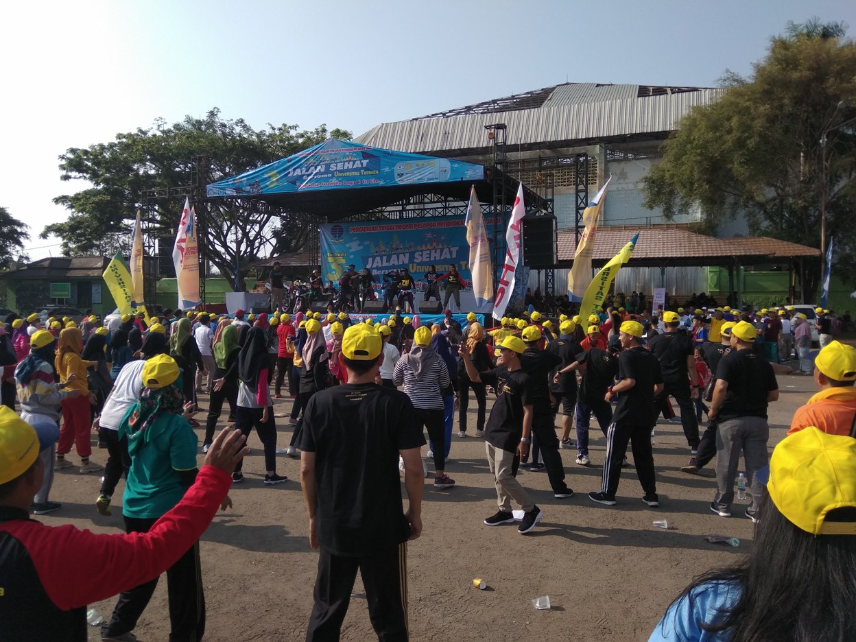 ribuan-peserta-jalan-sehat-tribun-lampung-bersama-ut-diajak-senam-zumba.jpg