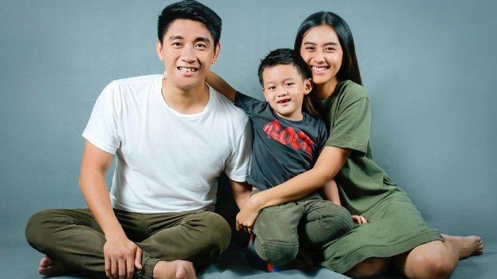 riedhan-fajarsyah-cynthia-wijaya-dan-anak-mereka-yang-bernama-kenzie.jpg