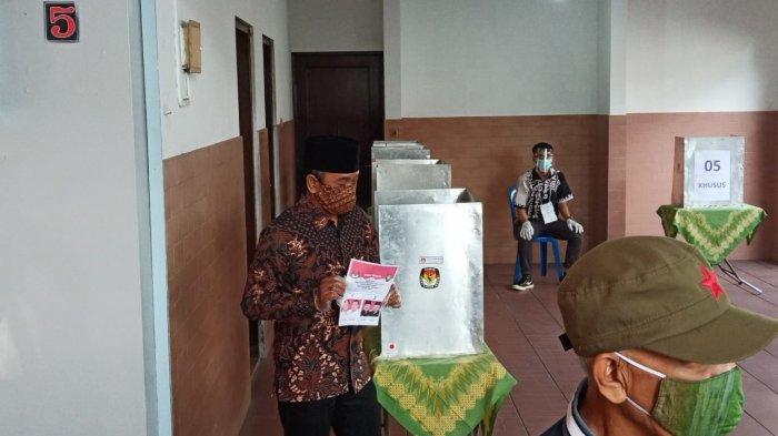rival-gibran-di-pilkada-solo-2020-bagyo-wahyono-sudah-mencoblos-di-tps-8.jpg