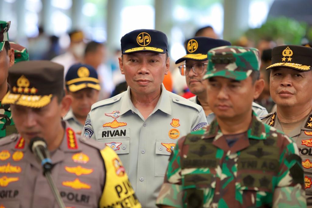 Rivan A Purwantono Bersama Menhub dan Kapolri Tinjau Pelaksanaan Mudik di Stasiun Pasar Senen