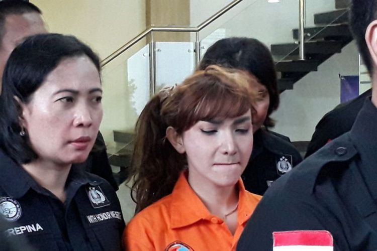 Roro Fitria Ikuti Jejak 2 Artis Ini yang Juga Ditinggal Pengacaranya Saat Kena Kasus