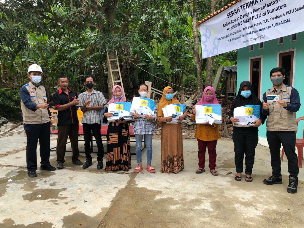 Program TJSL, PLN UPK Tarahan Bagikan Tabungan Nasabah Bank Sampah Bilik Resik Elektrika