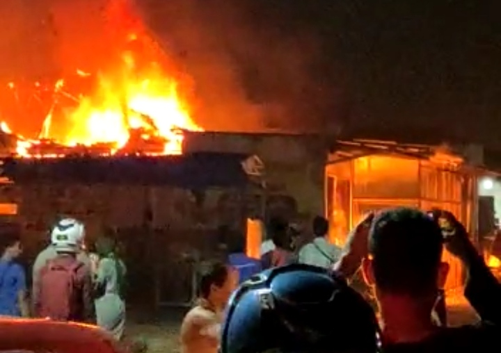 ruko-milik-abdul-azis-di-pasar-way-kandis-jalan-ratu-dibalau-terbakar.jpg