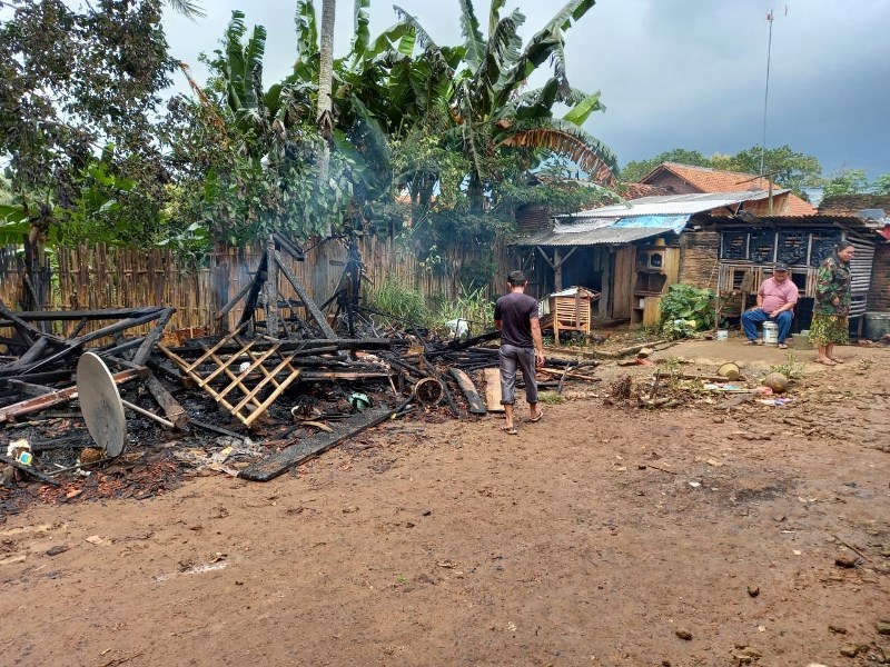 Rumah Berdinding Kayu Milik Pegawai Bulog Lampung Utara Ludes Dilalap si Jago Merah