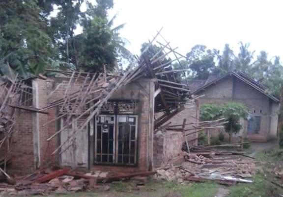 rumah-kakek-di-pringsewu-roboh-tersapu-angin.jpg