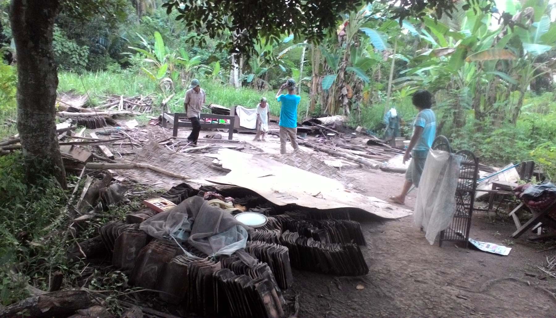 Rumah Geribik Nenek Turiah Ambruk Diterpa Angin