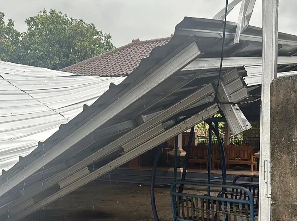   Belasan Rumah di Lampung Timur Rusak Disapu Puting Beliung   