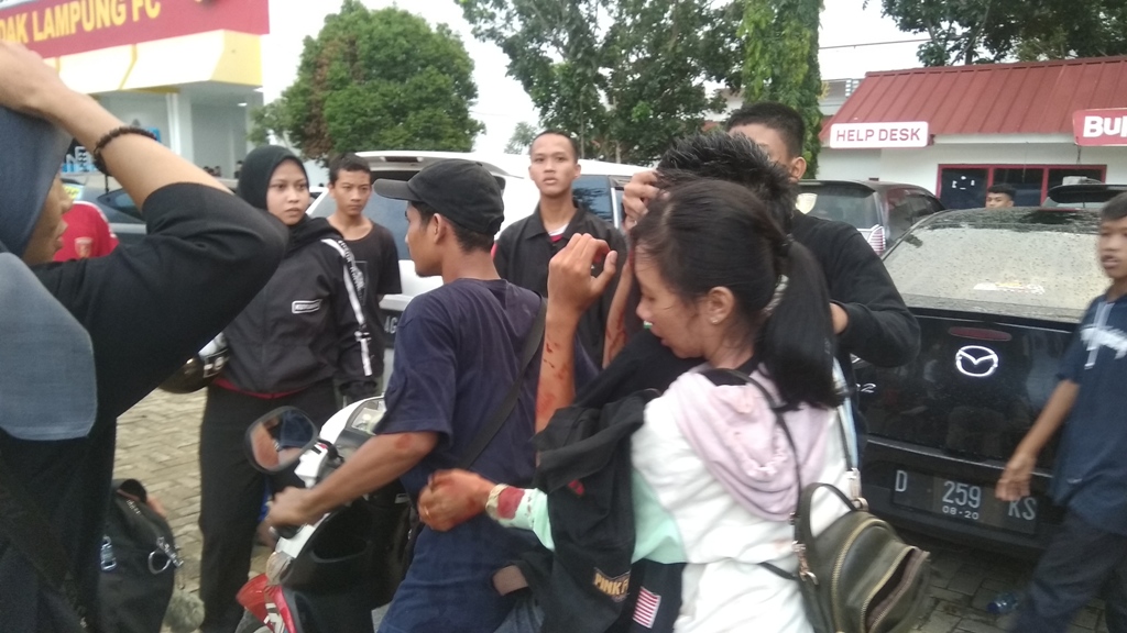 Polisi Lepaskan 3 Kali Tembakan Saat Bentrok Suporter di Laga Badak Lampung FC