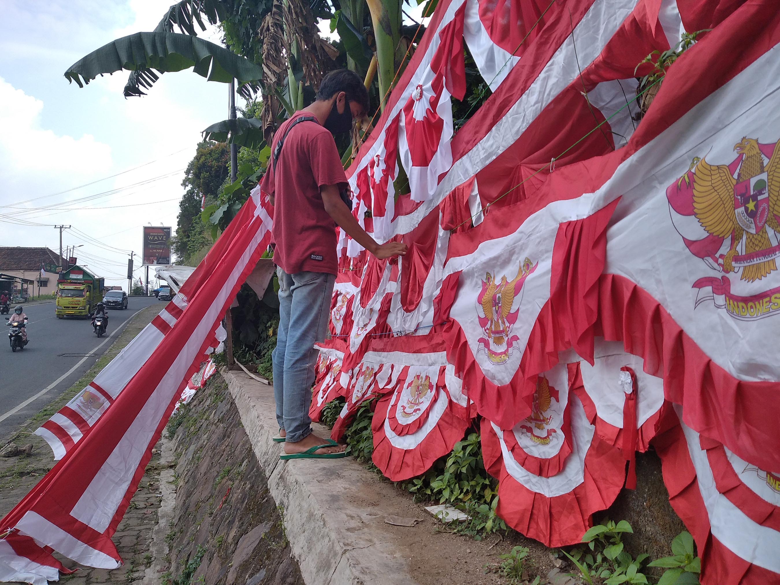 Pedagang Bendera Musiman di Bandar Lampung Mengeluh Turun Omzet Akibat Pandemi