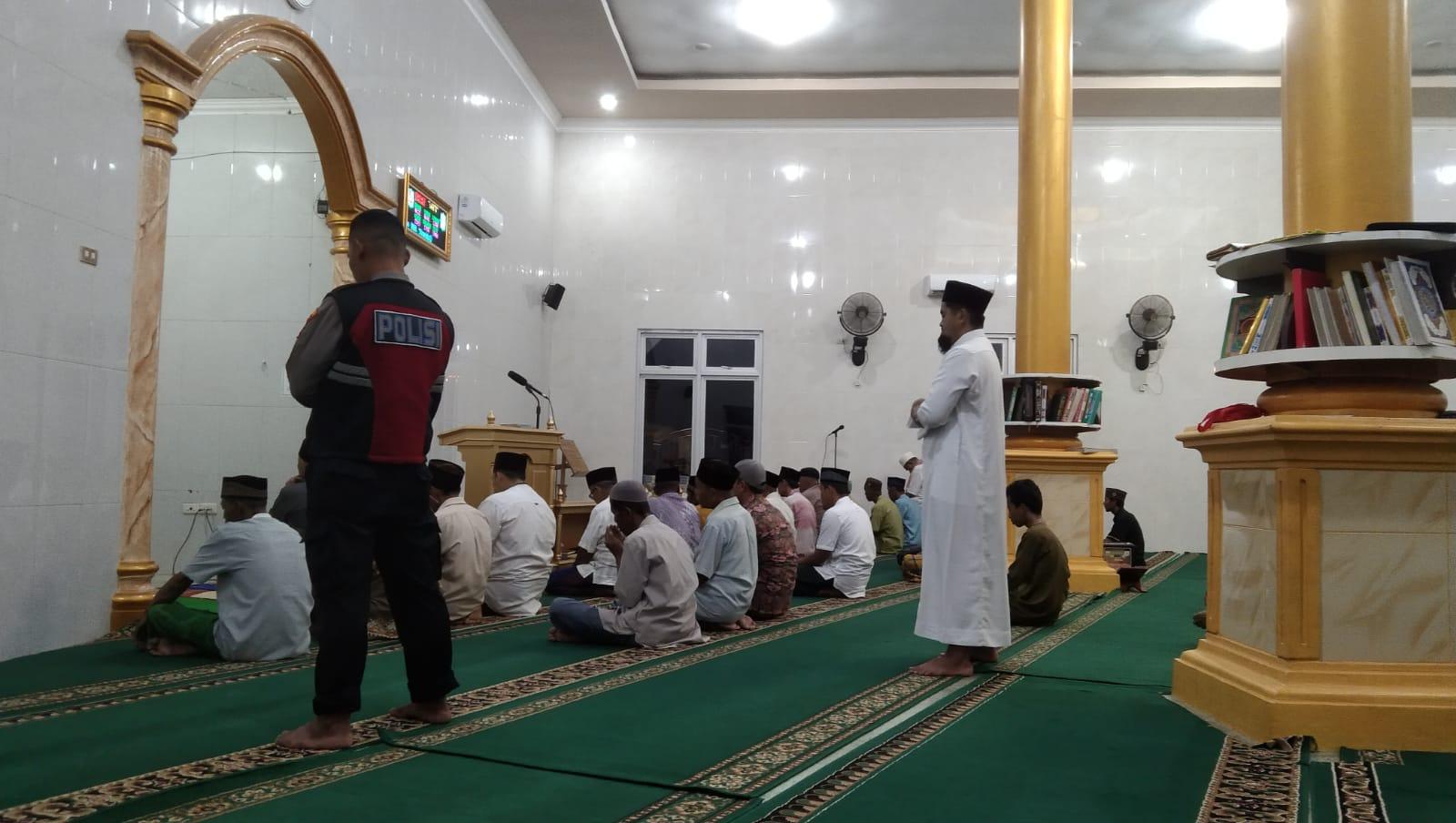 Personel Polres Metro Polda Lampung Salat Berjamaah dengan Masyarakat Sipil