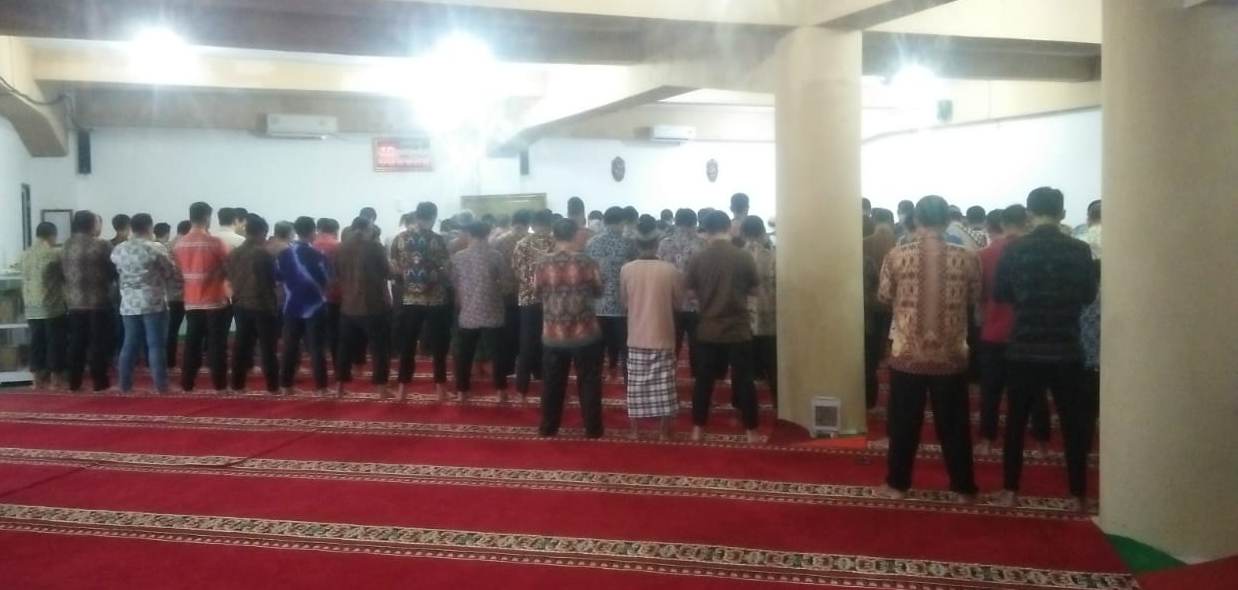 salat-gerhana-matahari-di-masjid-lingkungan-pemkot-bandar-lampung.jpg