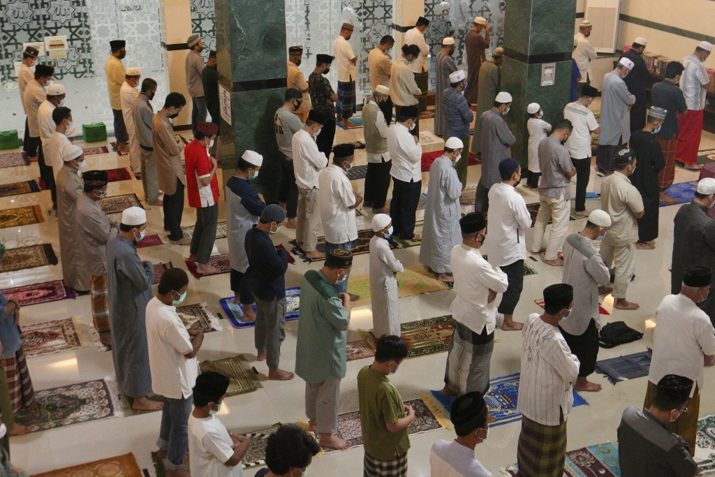 salat-tarawih-perdana-di-masjid-ad-dua-bandar-lampung-2.jpg