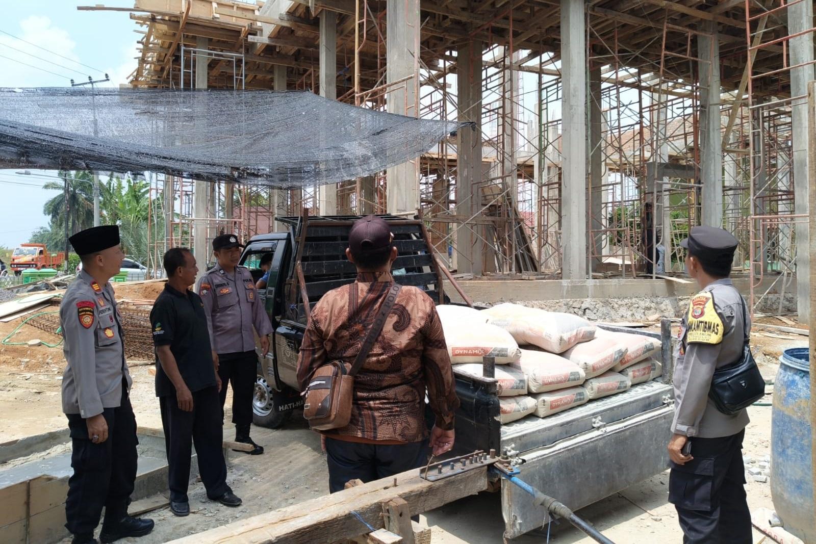 salurkan-bantuan-material-untuk-Pembangunan-Masjid-Taufiq.jpg