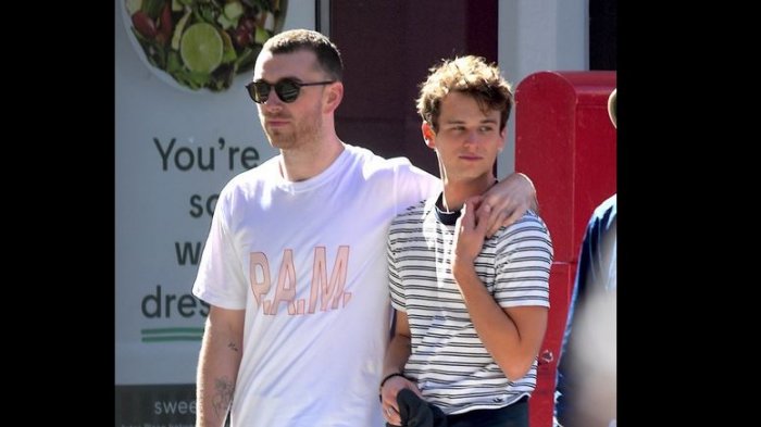 Sam Smith Cium Aktor Muda Brandon Flynn