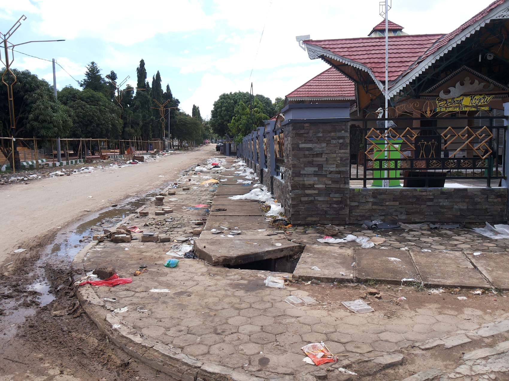 Ya Ampun, Sampah Bertebaran di Dalam Kawasan PKOR Usai Pesta Tahun Baru