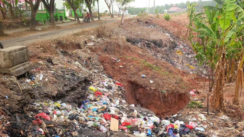 Tim Gabungan Pemkot Bersihkan Sampah
