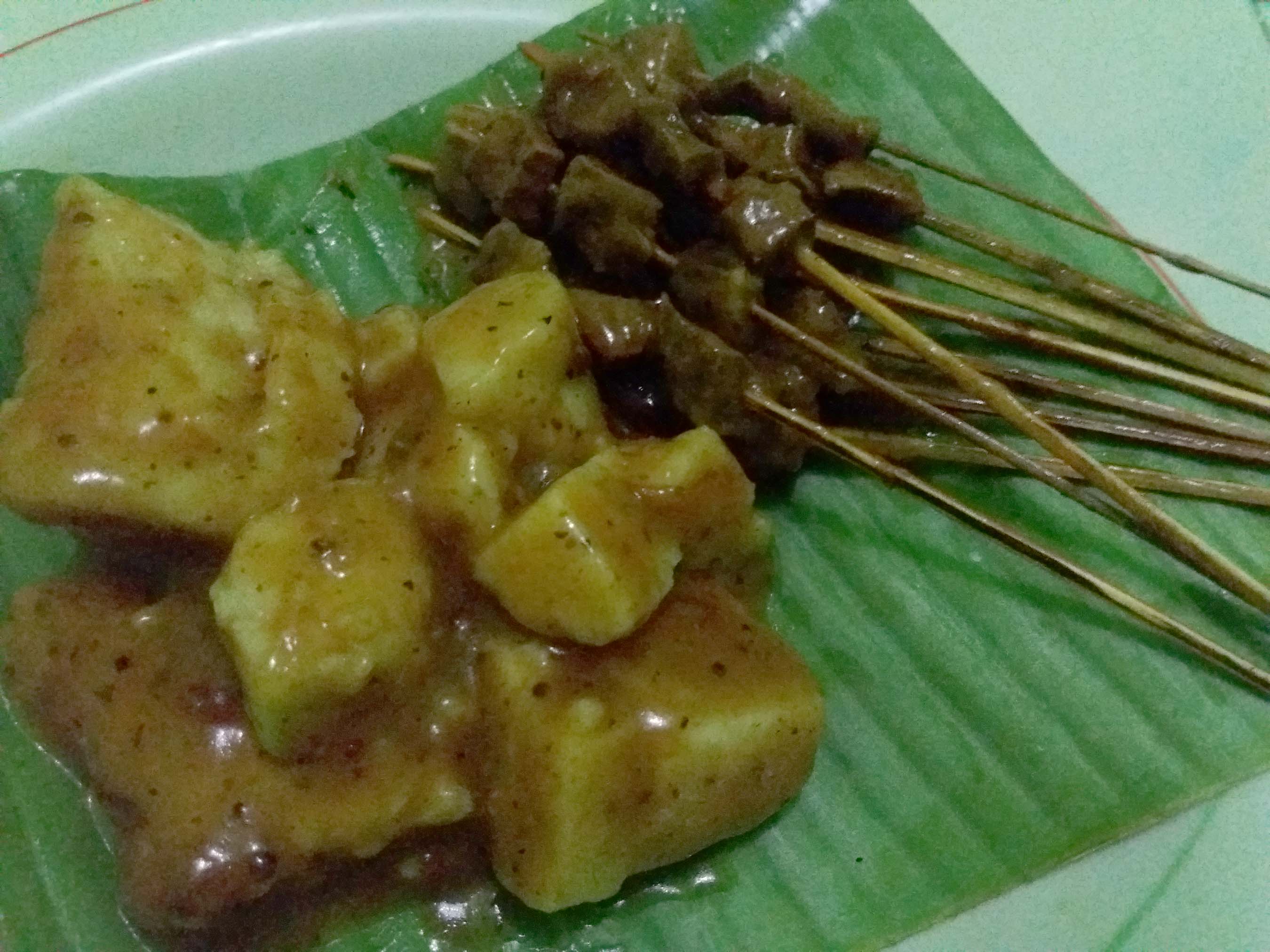 Cicipi Sate Padang Goyang Lidah, Dagingnya Empuk dengan Kuah Bumbu Kental yang Gurih