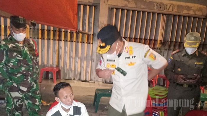 satgas-covid-19-lampung-bubarkan-kerumunan-massa-di-8-tempat-usaha.jpg