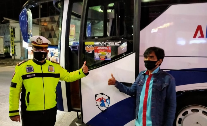 Satlantas Polres Lampung Tengah Tempel Stiker Imbauan Protokol Kesehatan di Kendaraan