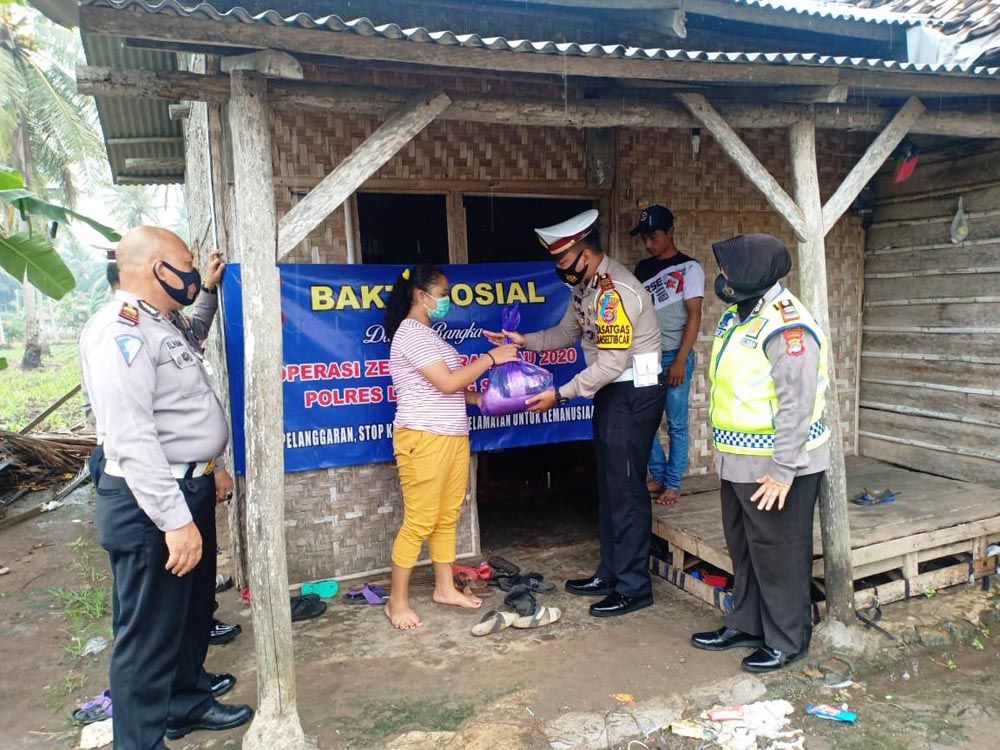satlantas-polres-lamsel-gelar-jumat-berkah-sambangi-warga-kurang-mampu.jpg