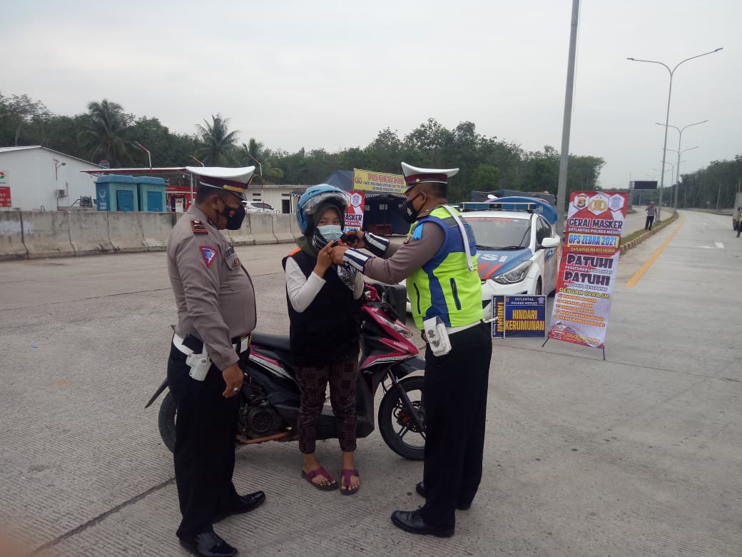 Operasi Zebra Krakatau, Satlantas Polres Mesuji Bagikan Helm Gratis