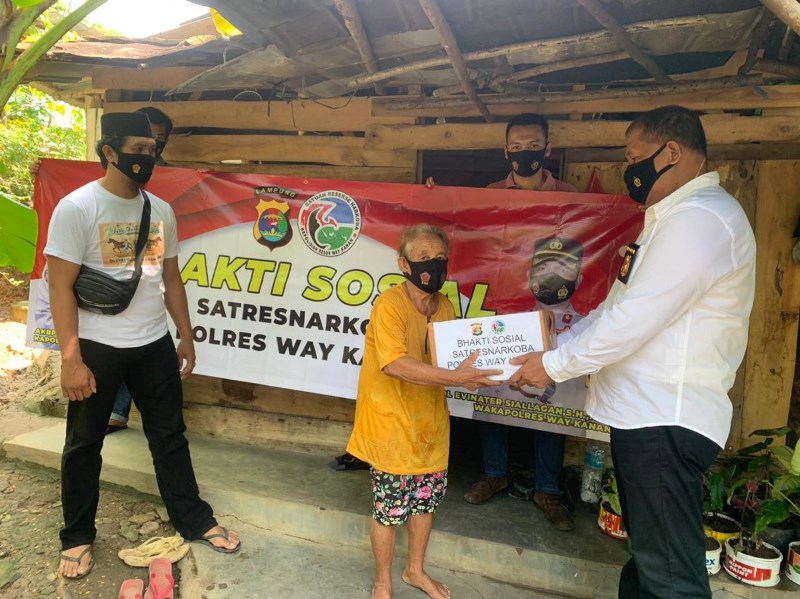 satnarkoba-polres-way-kanan-bagikan-sembako-di-blambangan-umpu.jpg