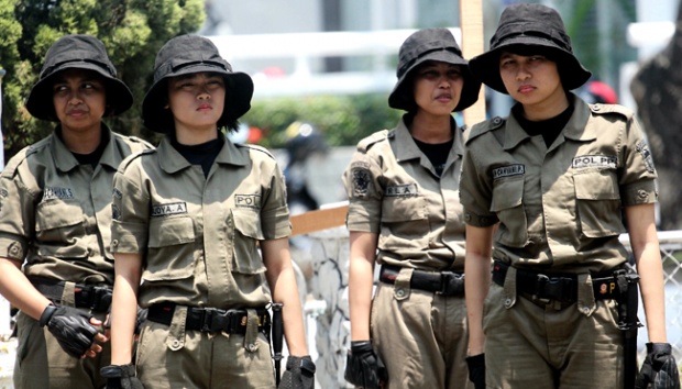 satpol-pp-perempuan_20161118_163107.jpg