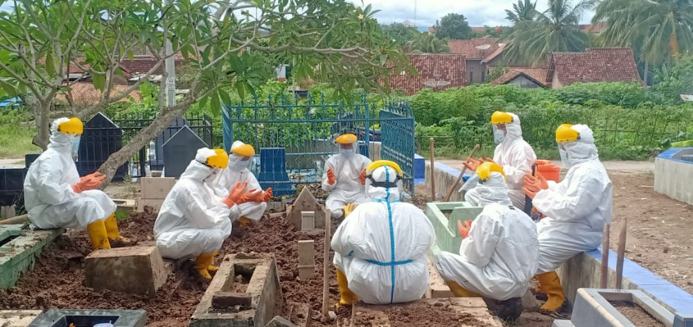 satu-warga-di-pringsewu-dimakamkan-dengan-protap-covid-19.jpg