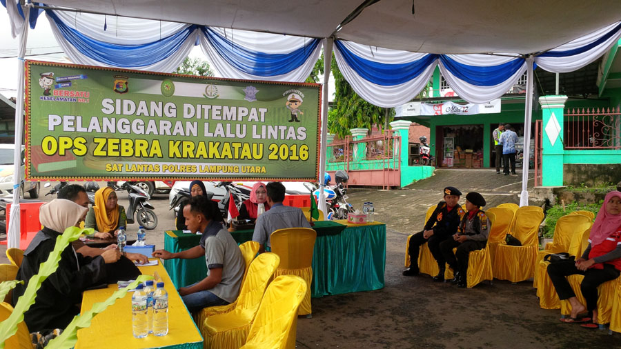 satuan-lalu-lintas-polres-lampung-utara-menggelar-sidang-di-tempat_20161129_093856.jpg