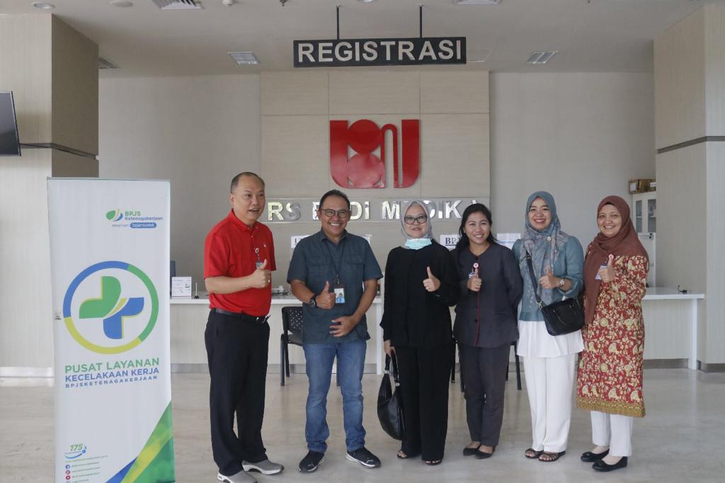 BPJS Ketenagakerjaan Kunjungi 3 Korban Perampokan Bank Arta Kedaton di RS Budi Medika