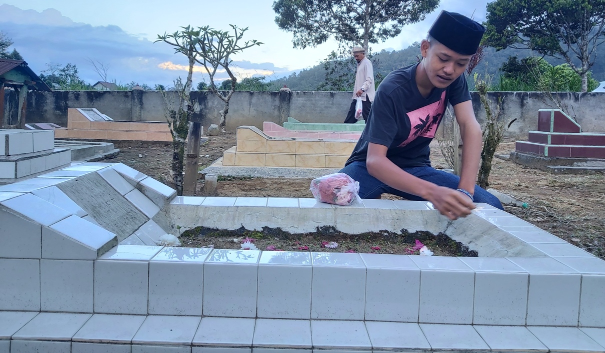Sehari Jelang Lebaran 2020, Ratusan Orang Datangi Pemakaman di Lampung Barat, Ziarah Kubur
