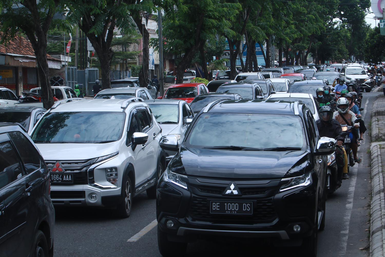 sejumlah-kendaraan-padat-merayap-di-jalan-teuku-umar.jpg