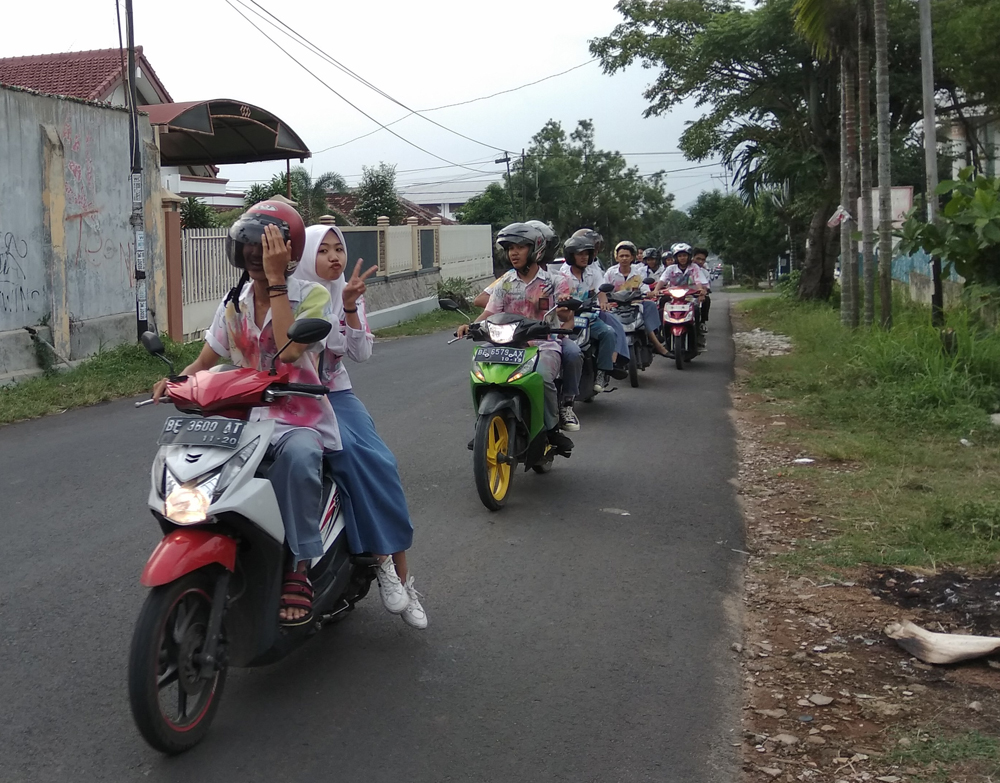 sejumlah-pelajar-sma-masih-melakukan-aksi-corat-coret-dan-konvoi-usai-pengumuman-kelulusan.jpg