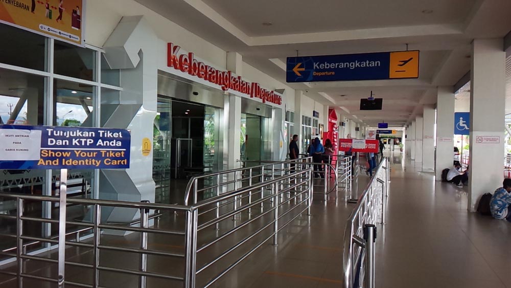 sejumlah-penumpang-menunggu-jadwal-di-terminal-keberangkatan-bandara-radin-intan.jpg