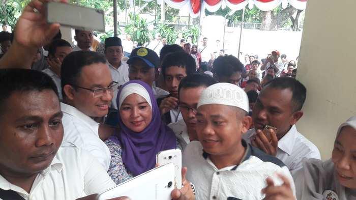 sejumlah-relawan-anies-sadiaga-berselfie-ria_20161029_213541.jpg