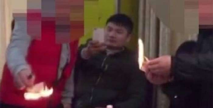 Cara 2 Pria Ini Pamer Kekayaan Bikin Orang Jengkel, Lihat yang Dilakukannya Pada Uang